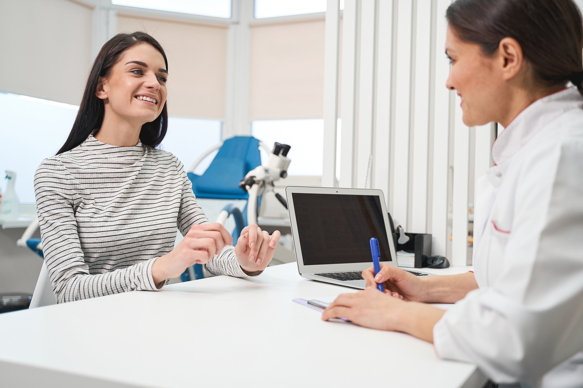 Positiv gestimmte junge Frau bei der Konsultation